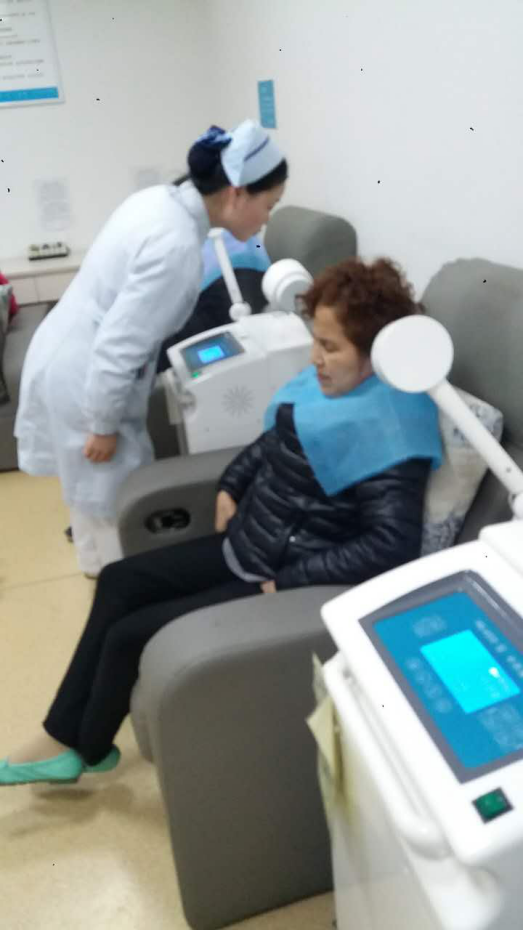 图为杨阿姨在接受中西结合仁品十效听力激活疗法治疗.png